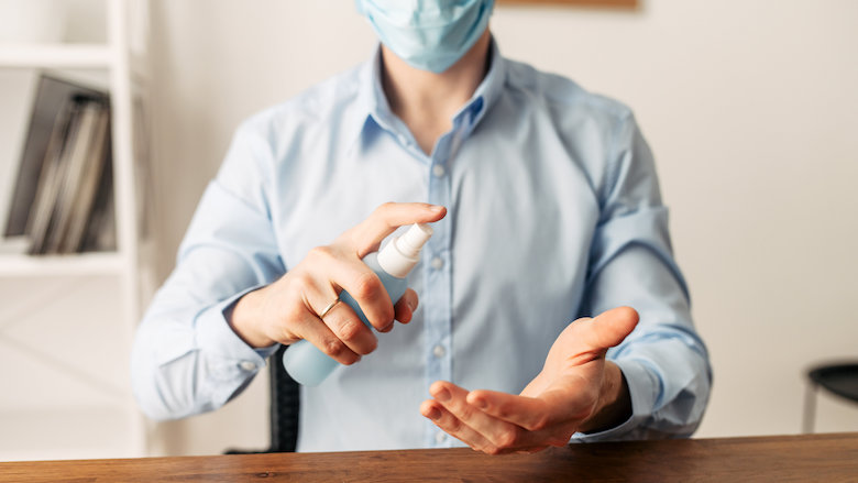 011121 coronamaatregelen man met mondkapje .jpg