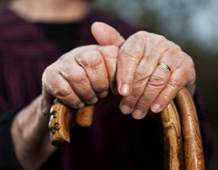 oude_vrouw_wandelstok_handen312.jpg