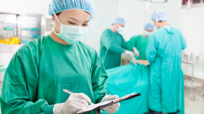 chirurg-schrijft-in-operatiekamer-reactie-tarieven-zorg-780.jpg
