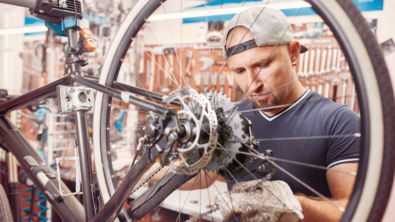 prijs-fietsenmaker-fiets-reparatie-band-plakken-ketting-normaal-gemiddeld-kosten-20210818-85716373_m.jpg prijs-fietsenmaker-fiets-reparatie-band-plakken-ketting-normaal-gemiddeld-kosten-20210818-85716373_m.jpg