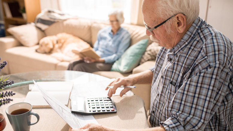 060122 senior doet rekening.jpg