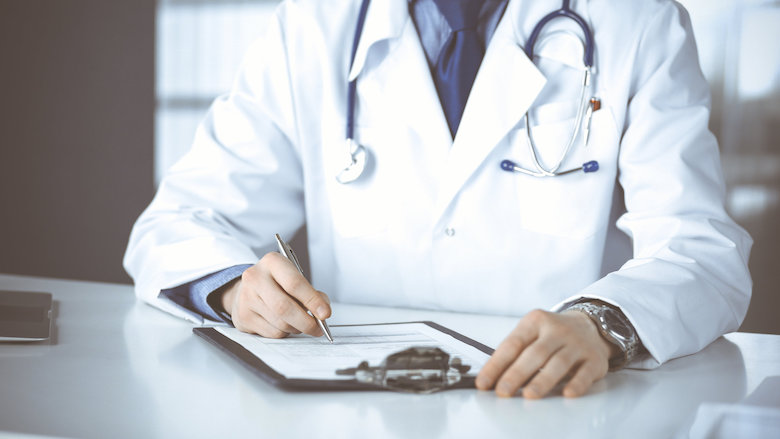 241221 Dokter met bord.jpg 241221 Dokter met bord.jpg