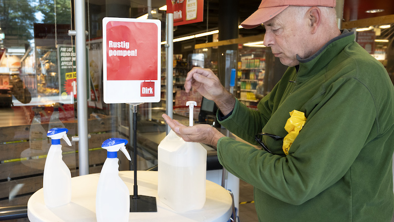 21-12-17-supermarkt-desinfecteren-ontsmetten-corona-middel-inspectie-ANP-422918261.jpg